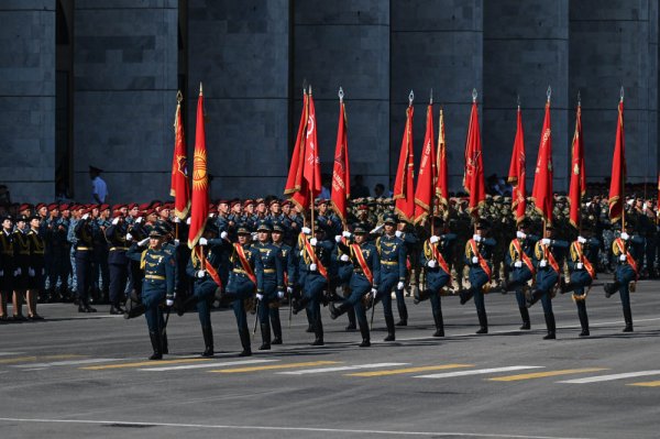 富余通 吉尔吉斯斯坦举行纪念伟大卫国战争胜利80周年阅兵仪式