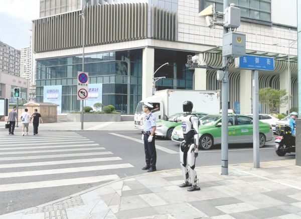 顶级配资 机器人“走”上成都街头 协助指挥交通